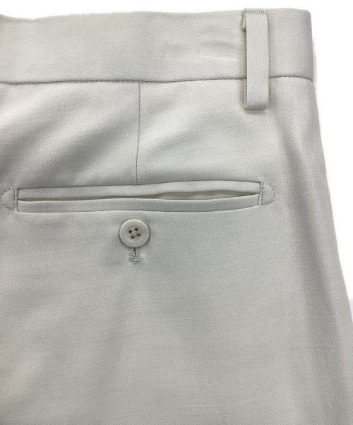 FUMIKA UCHIDA（フミカウチダ）FUMIKA UCHIDA (フミカウチダ) BACKSATIN STRAIGHT SLACKS アイボリー サイズ:36 未使用品の古着・服飾アイテム