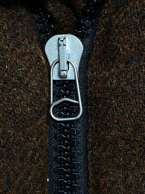 OAMC（オーエーエムシー）OAMC (オーエーエムシー) INFLATE GILET HARRIS TWEED ブラウン サイズ:XS 未使用品の古着・服飾アイテム