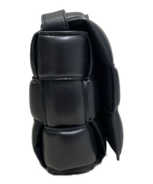 BOTTEGA VENETA（ボッテガベネタ）BOTTEGA VENETA (ボッテガベネタ) パデットカセットバッグ ブラックの古着・服飾アイテム