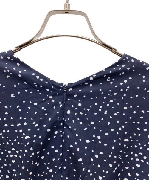 La TOTALITE（ラ ト―タリテ）La TOTALITE (ラトータリテ) ランダムドット Vネックフレアーワンピース ネイビー サイズ:36の古着・服飾アイテム