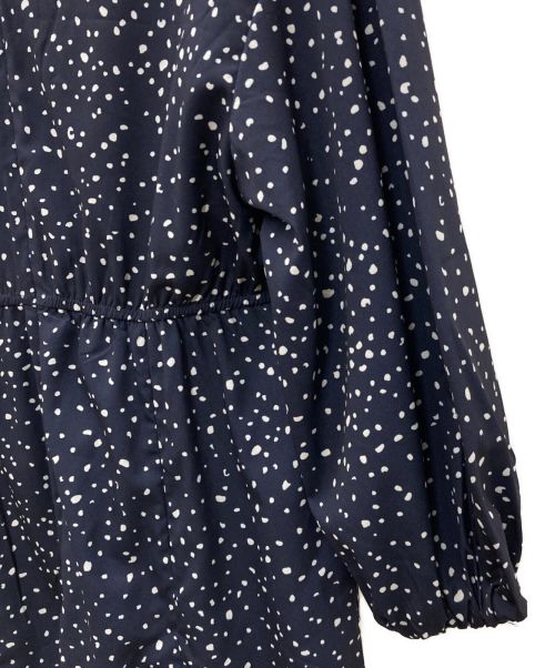 La TOTALITE（ラ ト―タリテ）La TOTALITE (ラトータリテ) ランダムドット Vネックフレアーワンピース ネイビー サイズ:36の古着・服飾アイテム