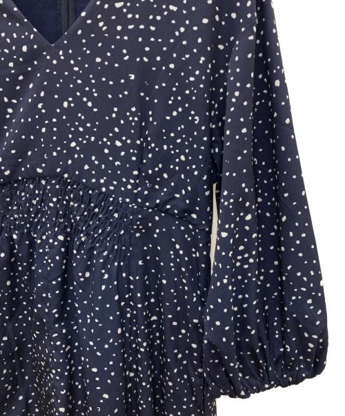 La TOTALITE（ラ ト―タリテ）La TOTALITE (ラトータリテ) ランダムドット Vネックフレアーワンピース ネイビー サイズ:36の古着・服飾アイテム