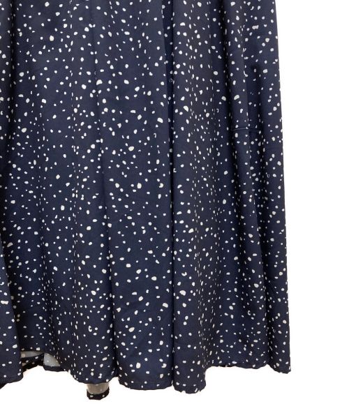 La TOTALITE（ラ ト―タリテ）La TOTALITE (ラトータリテ) ランダムドット Vネックフレアーワンピース ネイビー サイズ:36の古着・服飾アイテム