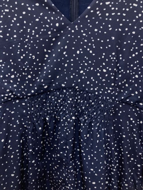 La TOTALITE（ラ ト―タリテ）La TOTALITE (ラトータリテ) ランダムドット Vネックフレアーワンピース ネイビー サイズ:36の古着・服飾アイテム