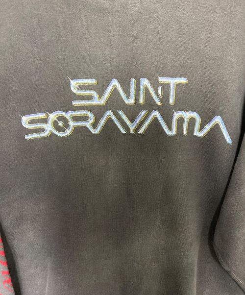 SAINT MICHAEL（セントマイケル）SAINT MICHAEL (セントマイケル) SORAYAMA (ソラヤマ) SWEAT SHIRT ブラック サイズ:SIZE Lの古着・服飾アイテム