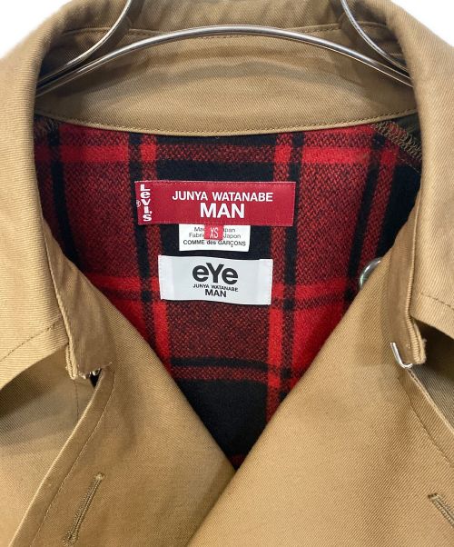 eYe COMME des GARCONS JUNYAWATANABE MAN（アイ コム デ ギャルソン ジュンヤ ワタナベ マン）eYe COMME des GARCONS JUNYAWATANABE MAN (コム デ ギャルソン ジュンヤ ワタナベ マン) LEVI'S (リーバイス) 22AW 再構築トレンチコート ベージュ サイズ:XSの古着・服飾アイテム