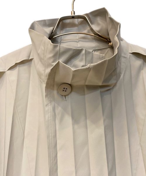 HOMME PLISSE ISSEY MIYAKE（オム プリッセ イッセイ ミヤケ）HOMME PLISSE ISSEY MIYAKE (オムプリッセ イッセイ ミヤケ) EDGE COAT ライトグレー サイズ:3の古着・服飾アイテム