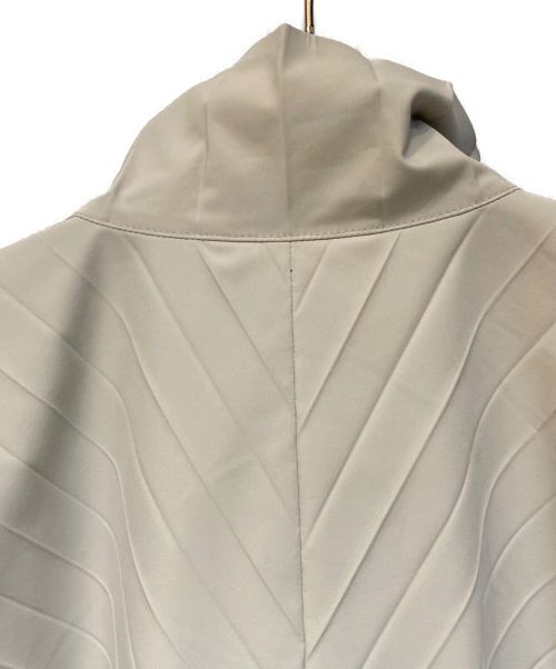 HOMME PLISSE ISSEY MIYAKE（オム プリッセ イッセイ ミヤケ）HOMME PLISSE ISSEY MIYAKE (オムプリッセ イッセイ ミヤケ) EDGE COAT ライトグレー サイズ:3の古着・服飾アイテム