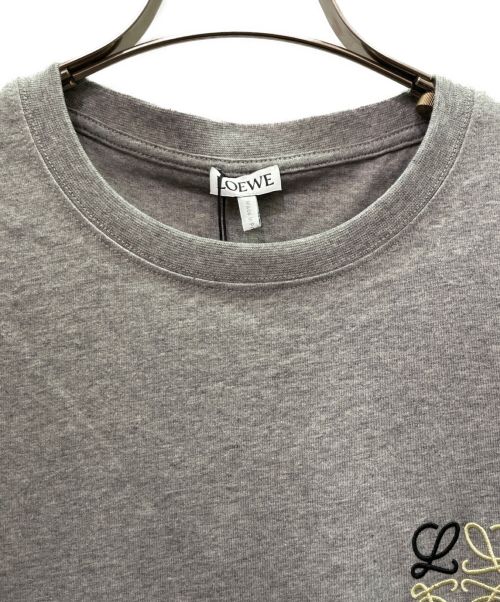 LOEWE（ロエベ）LOEWE (ロエベ) アナグラム 刺繍 ロゴ クルーネック Tシャツ グレー サイズ:M 未使用品の古着・服飾アイテム