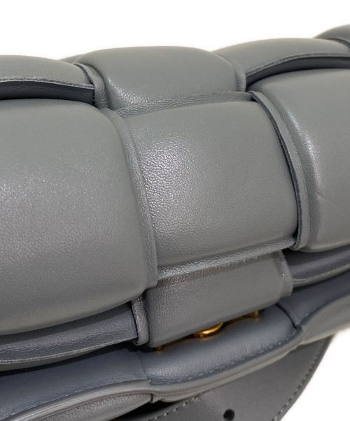 BOTTEGA VENETA（ボッテガベネタ）BOTTEGA VENETA (ボッテガベネタ) マキシイントレチャート パテッド カセット グレー サイズ:クラシックの古着・服飾アイテム