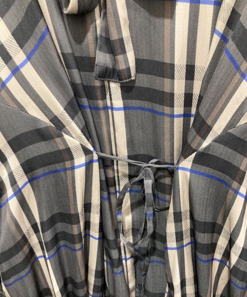 emmi atelier（エミアトリエ）emmi atelier (エミアトリエ) ハイネックバックリボンワンピース グレーの古着・服飾アイテム