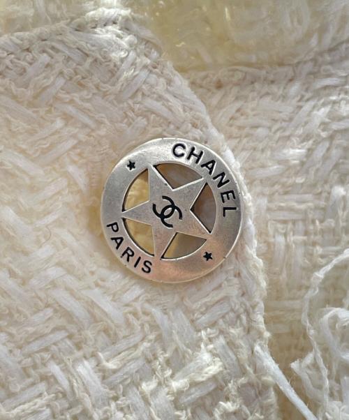 CHANEL（シャネル）CHANEL (シャネル) フリンジスターボタンツイードジャケット ホワイト サイズ:36の古着・服飾アイテム