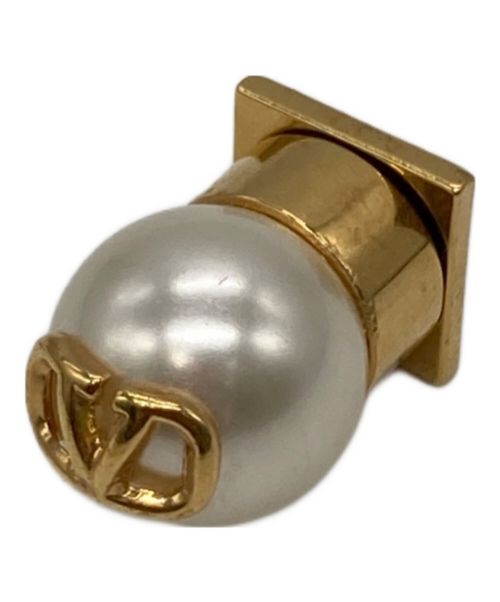 VALENTINO GARAVANI（ヴァレンティノ・ガラヴァーニ）VALENTINO GARAVANI (ヴァレンティノ・ガラヴァーニ) 片耳マグネットピアス ゴールド×ホワイトの古着・服飾アイテム