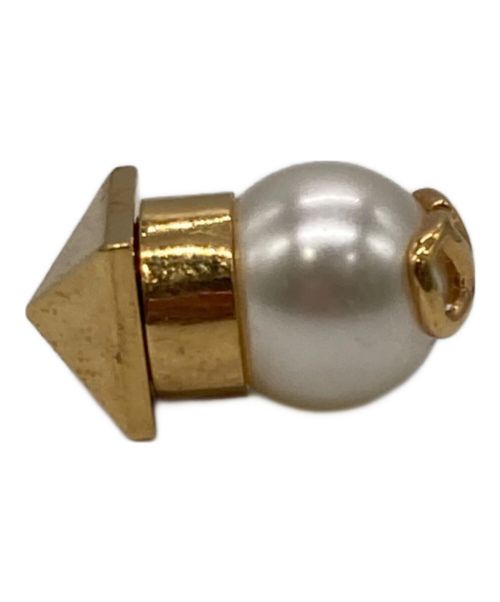 VALENTINO GARAVANI（ヴァレンティノ・ガラヴァーニ）VALENTINO GARAVANI (ヴァレンティノ・ガラヴァーニ) 片耳マグネットピアス ゴールド×ホワイトの古着・服飾アイテム