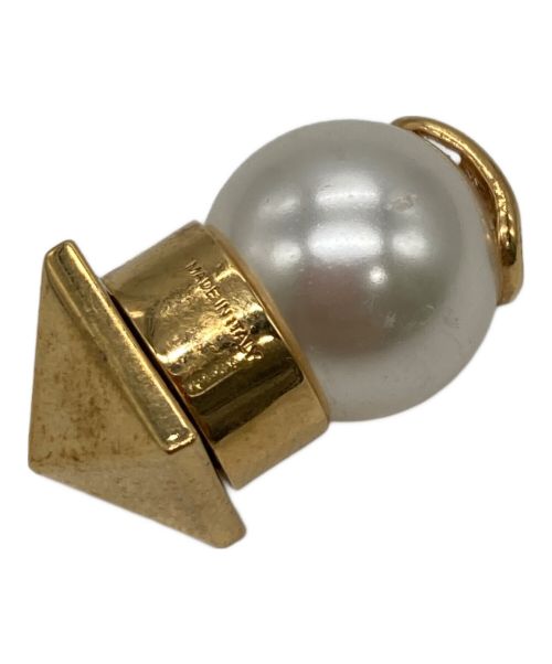 VALENTINO GARAVANI（ヴァレンティノ・ガラヴァーニ）VALENTINO GARAVANI (ヴァレンティノ・ガラヴァーニ) 片耳マグネットピアス ゴールド×ホワイトの古着・服飾アイテム