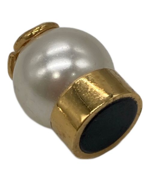 VALENTINO GARAVANI（ヴァレンティノ・ガラヴァーニ）VALENTINO GARAVANI (ヴァレンティノ・ガラヴァーニ) 片耳マグネットピアス ゴールド×ホワイトの古着・服飾アイテム