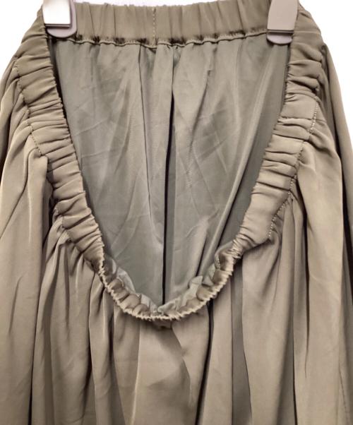 PLST（プラステ）PLST (プラステ) ヴィンテージサテンスリット入マキシスカート オリーブ サイズ:SIZE M 未使用品の古着・服飾アイテム