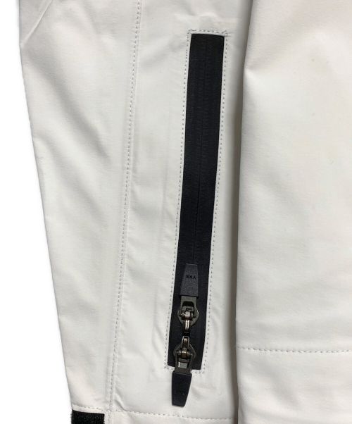 ACRONYM（アクロニウム）ACRONYM (アクロニウム) 3L Gore-Tex Pro Interops Jacket ホワイト×ブラック サイズ:Mの古着・服飾アイテム