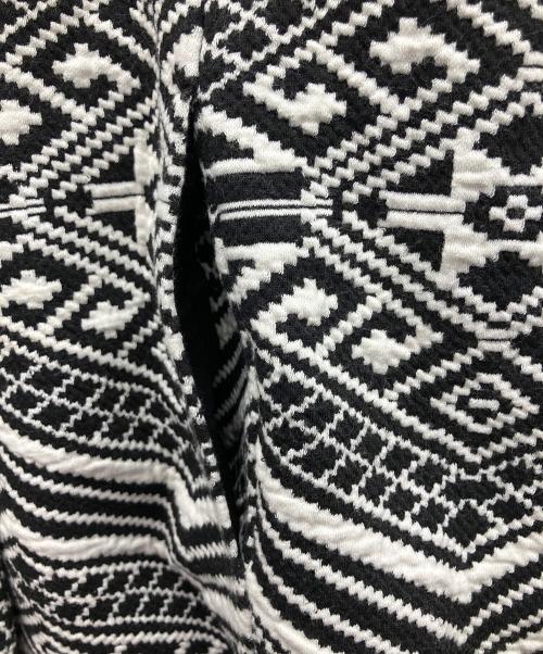 MAX&Co.（マックスアンドコー）MAX&Co. (マックスアンドコー) ハイネックカラー幾何学柄コート ブラック×ホワイト サイズ:Lの古着・服飾アイテム