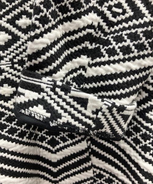 MAX&Co.（マックスアンドコー）MAX&Co. (マックスアンドコー) ハイネックカラー幾何学柄コート ブラック×ホワイト サイズ:Lの古着・服飾アイテム