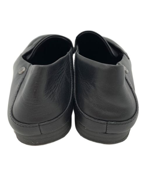 UGG（アグ）UGG (アグ) ジャナヤコラプシブルローファー ブラック サイズ:22の古着・服飾アイテム