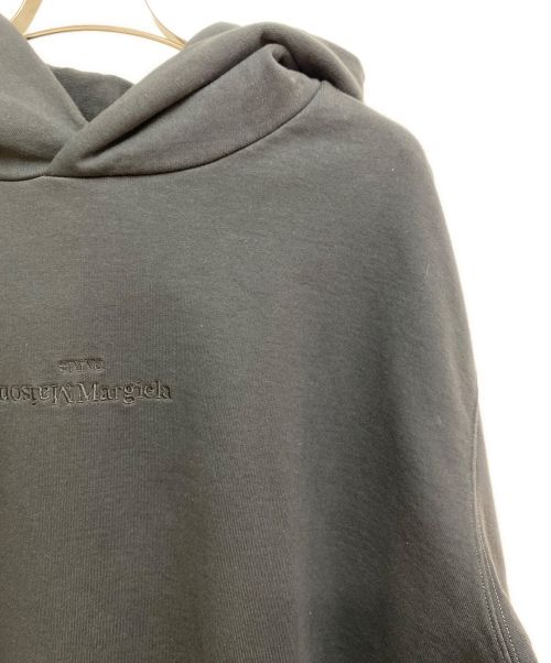 Maison Margiela（メゾンマルジェラ）Maison Margiela (メゾンマルジェラ) 反転ロゴ刺繍プルオーバーパーカー ブラック サイズ:Lの古着・服飾アイテム