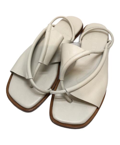 HEREU（ヘリュー）HEREU (ヘリュー) ストラップ フラットサンダル クリーム サイズ:35の古着・服飾アイテム