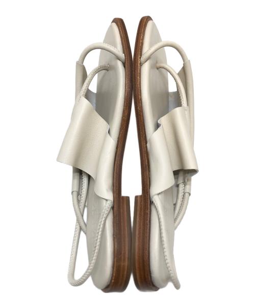HEREU（ヘリュー）HEREU (ヘリュー) ストラップ フラットサンダル クリーム サイズ:35の古着・服飾アイテム