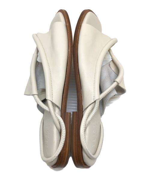 HEREU（ヘリュー）HEREU (ヘリュー) ストラップ フラットサンダル クリーム サイズ:35の古着・服飾アイテム