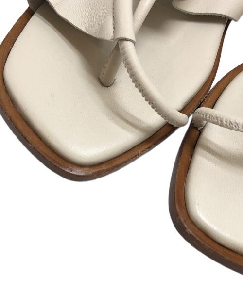 HEREU（ヘリュー）HEREU (ヘリュー) ストラップ フラットサンダル クリーム サイズ:35の古着・服飾アイテム