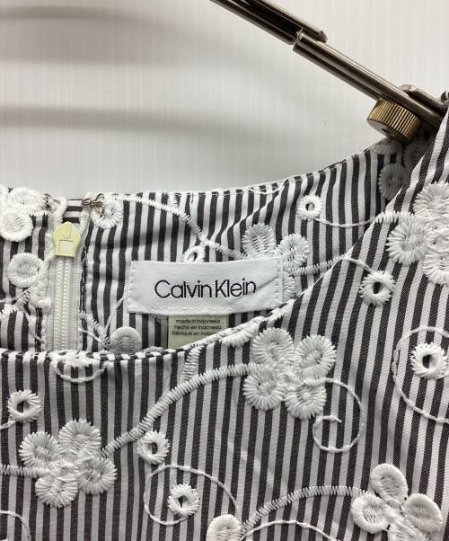 Calvin Klein（カルバンクライン）Calvin Klein (カルバンクライン) 刺繍ノースリーブワンピース グレー×ホワイト サイズ:Mの古着・服飾アイテム