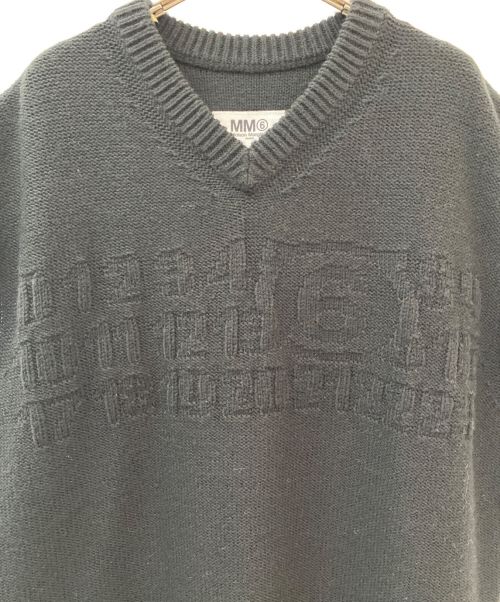 MM6 Maison Margiela（エムエムシックスメゾンマルジェラ）MM6 Maison Margiela (エムエムシックス メゾンマルジェラ) カレンダータグロゴニットベスト ブラック サイズ:M 未使用品の古着・服飾アイテム