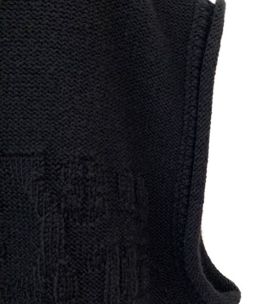 MM6 Maison Margiela（エムエムシックスメゾンマルジェラ）MM6 Maison Margiela (エムエムシックス メゾンマルジェラ) カレンダータグロゴニットベスト ブラック サイズ:M 未使用品の古着・服飾アイテム
