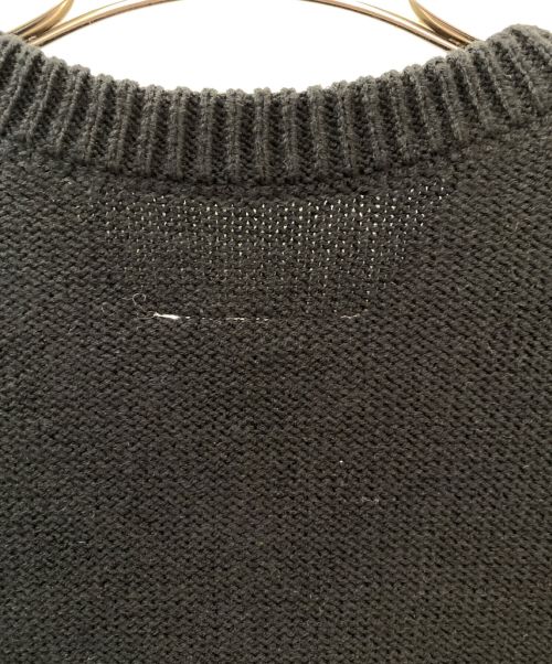 MM6 Maison Margiela（エムエムシックスメゾンマルジェラ）MM6 Maison Margiela (エムエムシックス メゾンマルジェラ) カレンダータグロゴニットベスト ブラック サイズ:M 未使用品の古着・服飾アイテム