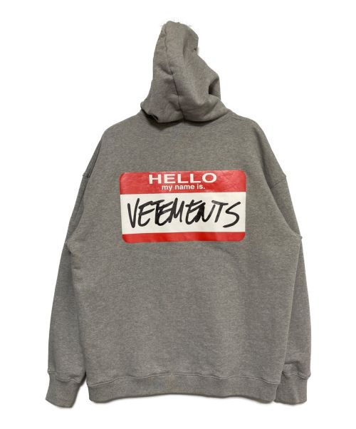 VETEMENTS（ヴェトモン）VETEMENTS (ヴェトモン) MY NAME IS VETEMENTS ZIP UP HOODIE グレー サイズ:XSの古着・服飾アイテム