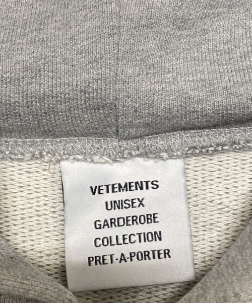 VETEMENTS（ヴェトモン）VETEMENTS (ヴェトモン) MY NAME IS VETEMENTS ZIP UP HOODIE グレー サイズ:XSの古着・服飾アイテム