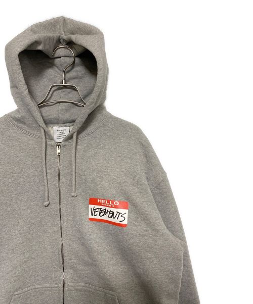 VETEMENTS（ヴェトモン）VETEMENTS (ヴェトモン) MY NAME IS VETEMENTS ZIP UP HOODIE グレー サイズ:XSの古着・服飾アイテム