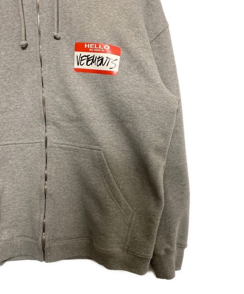VETEMENTS（ヴェトモン）VETEMENTS (ヴェトモン) MY NAME IS VETEMENTS ZIP UP HOODIE グレー サイズ:XSの古着・服飾アイテム