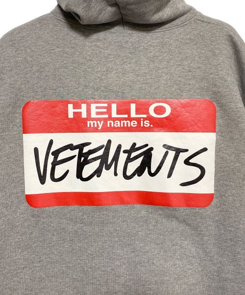 VETEMENTS（ヴェトモン）VETEMENTS (ヴェトモン) MY NAME IS VETEMENTS ZIP UP HOODIE グレー サイズ:XSの古着・服飾アイテム