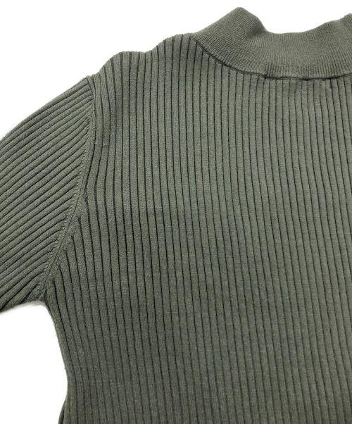 UN3D.（アンスリード）UN3D. (アンスリード) フロントスリットニットトップ カーキ サイズ:38の古着・服飾アイテム