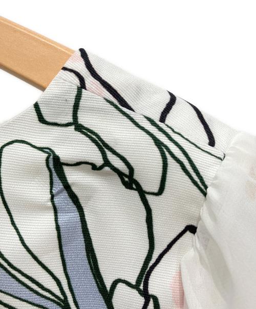 TO BE CHIC（トゥービーシック）TO BE CHIC (トゥービーシック) ラインフラワープリントドレス ホワイト サイズ:42の古着・服飾アイテム