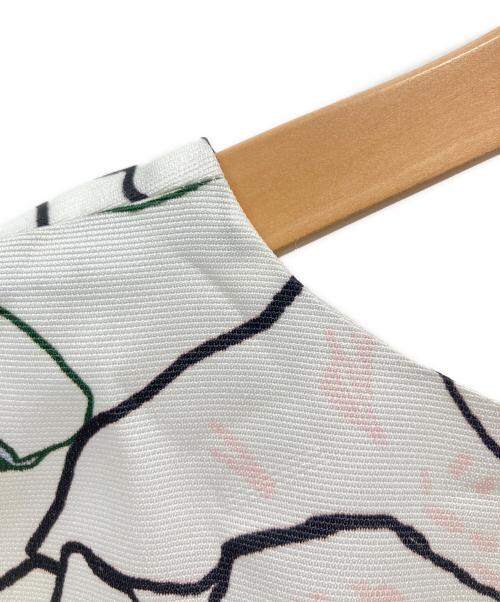 TO BE CHIC（トゥービーシック）TO BE CHIC (トゥービーシック) ラインフラワープリントドレス ホワイト サイズ:42の古着・服飾アイテム