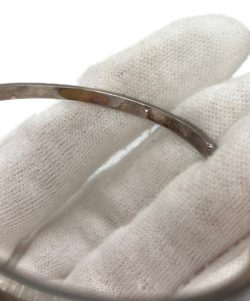 Suman Dhakhwa（スーマンダックワ）Suman Dhakhwa (スーマンダックワ) Carved Narrow Cuff Silverの古着・服飾アイテム