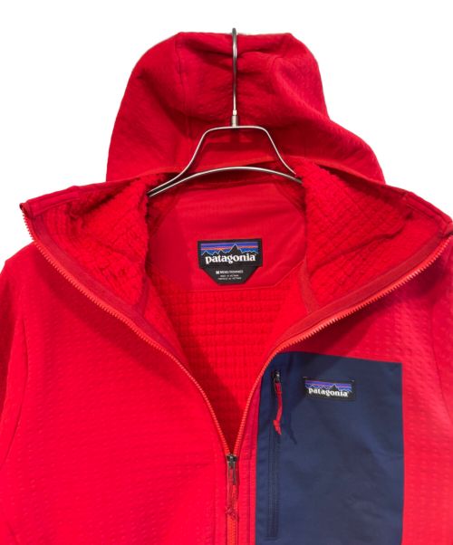 Patagonia（パタゴニア）Patagonia (パタゴニア) R2 TECHFACE HOODY レッド サイズ:Mの古着・服飾アイテム