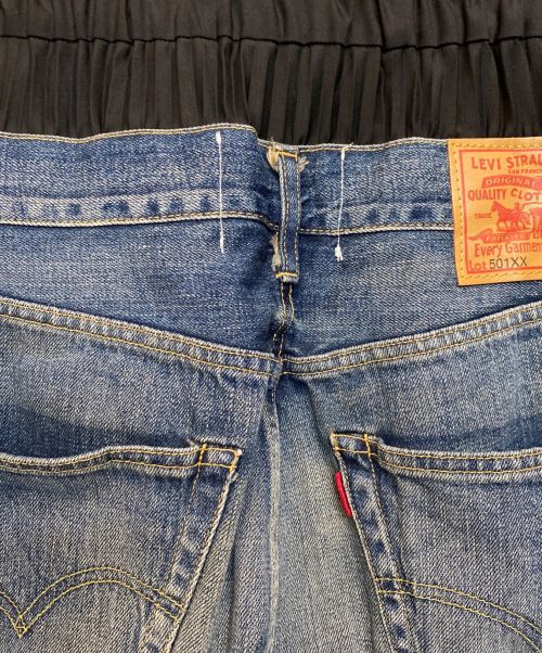 JUNYA WATANABE COMME des GARCONS（ジュンヤワタナベ コムデギャルソン）JUNYA WATANABE COMME des GARCONS (ジュンヤワタナベ コムデギャルソン) LEVI'S (リーバイス) AD2021 再構築プリーツレイヤードデニムパンツ インディゴ サイズ:Sの古着・服飾アイテム