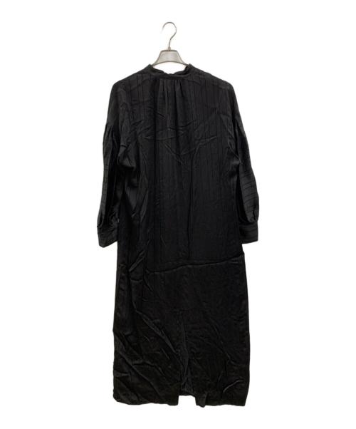 MIESROHE（ミースロエ）MIESROHE (ミースロエ) sustainableストライプサテンワンピース ブラックの古着・服飾アイテム