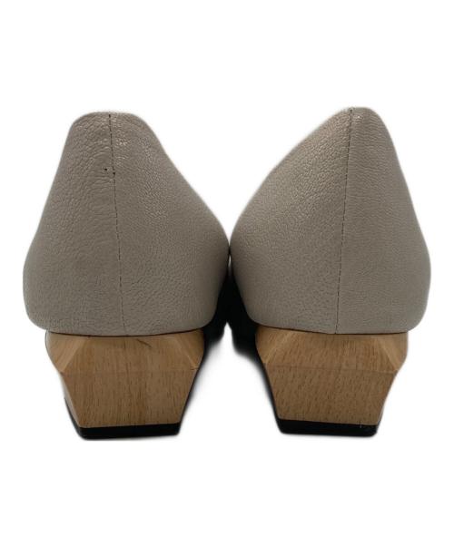 yuko imanishi+（ユウコイマニシプラス）yuko imanishi+ (ユウコイマニシプラス) Vカットスクエアトゥパンプス ベージュ サイズ:38の古着・服飾アイテム