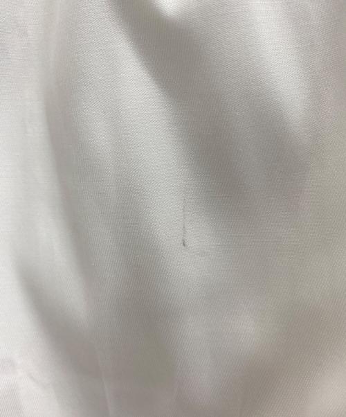 YORI（ヨリ）YORI (ヨリ) センタープレスサテンワイドパンツ ホワイト サイズ:SIZE 34 未使用品の古着・服飾アイテム