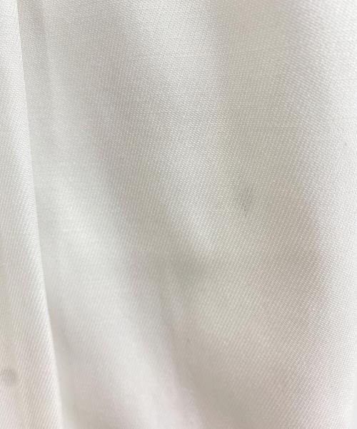 YORI（ヨリ）YORI (ヨリ) センタープレスサテンワイドパンツ ホワイト サイズ:SIZE 34 未使用品の古着・服飾アイテム