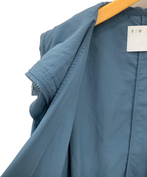 RIM.ARK（リムアーク）RIM.ARK (リムアーク) Back parachute spring CT/バックパラシュートコート ブルー サイズ:FREEの古着・服飾アイテム